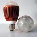 E27 Fassund und rote K�hllamellen der 7 W-Lampe