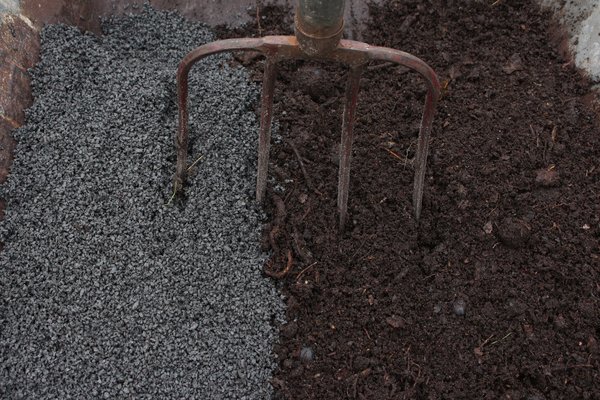Planter des lis blancs, gravier fin et compost mûr, préparer le sol, drainage, amélioration du sol, Lubera