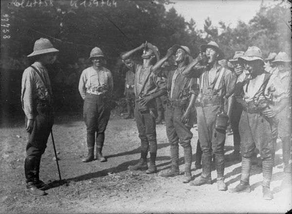 Des soldats anglais au moment de boire de l'eau tonique &agrave; base de quinine pour lutter contre le paludisme pendant la Premi&egrave;re Guerre mondiale, substances am&egrave;res